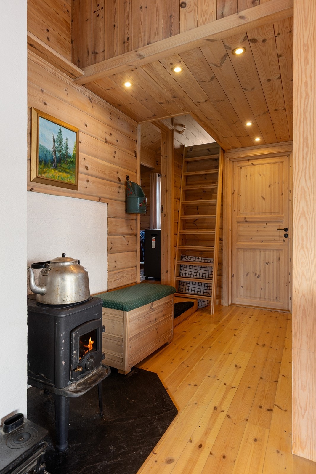 Gang inn til soverommene og hemsen med peis for ekstra fyring på de kaldeste dagene. Galleribilde
