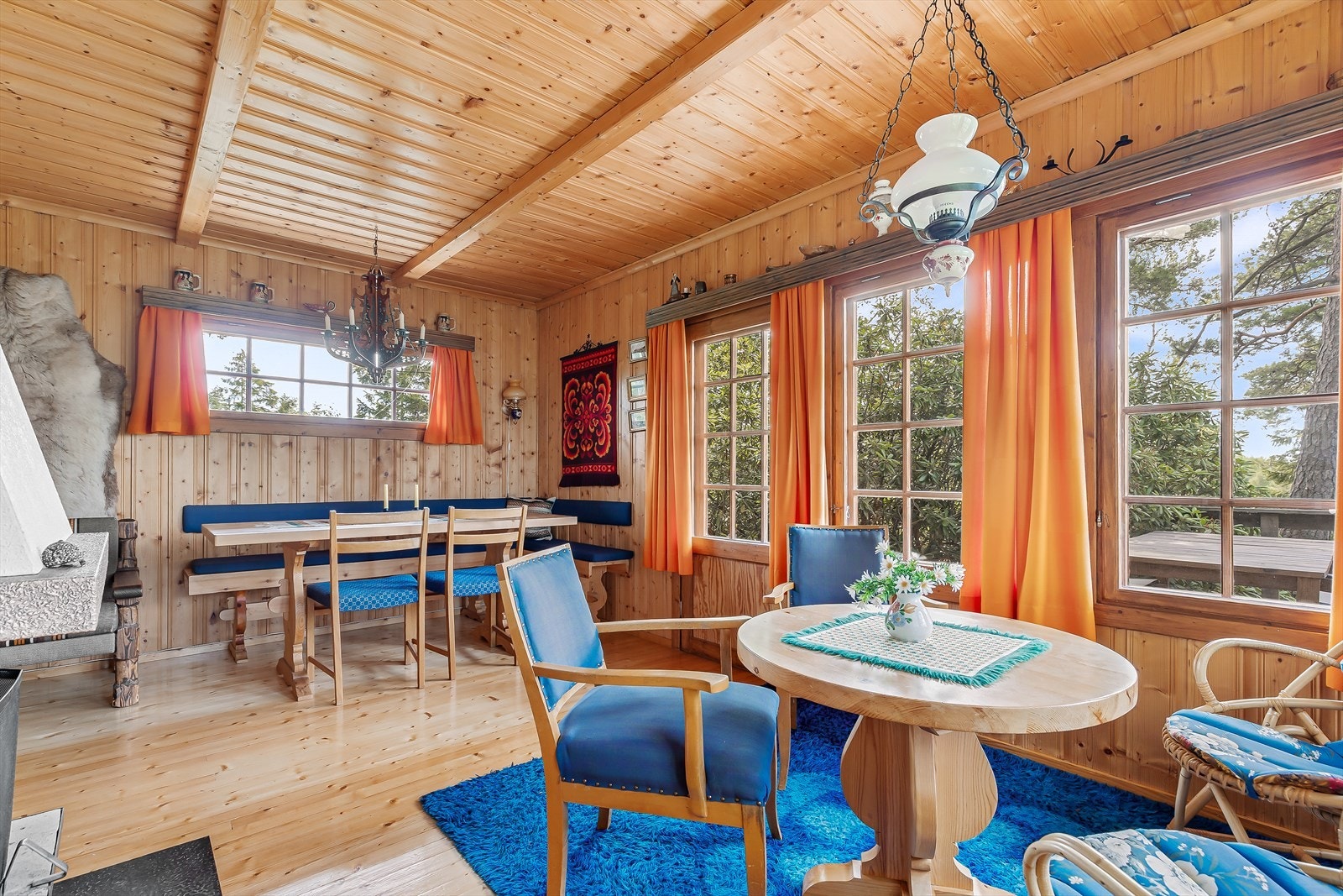 Fra stuen er det direkte utgang til terrassen via en dobbel terrassedør. Galleribilde