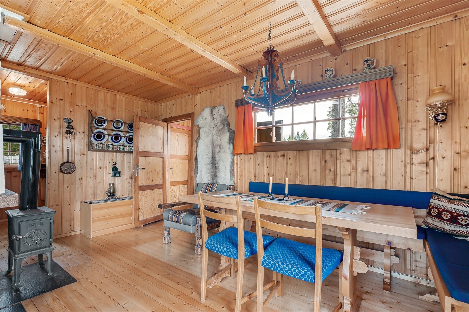 Stuen har en åpen løsning mot kjøkkenet, med plass til et spisebord hvor du kan samle hele familien. Galleribilde