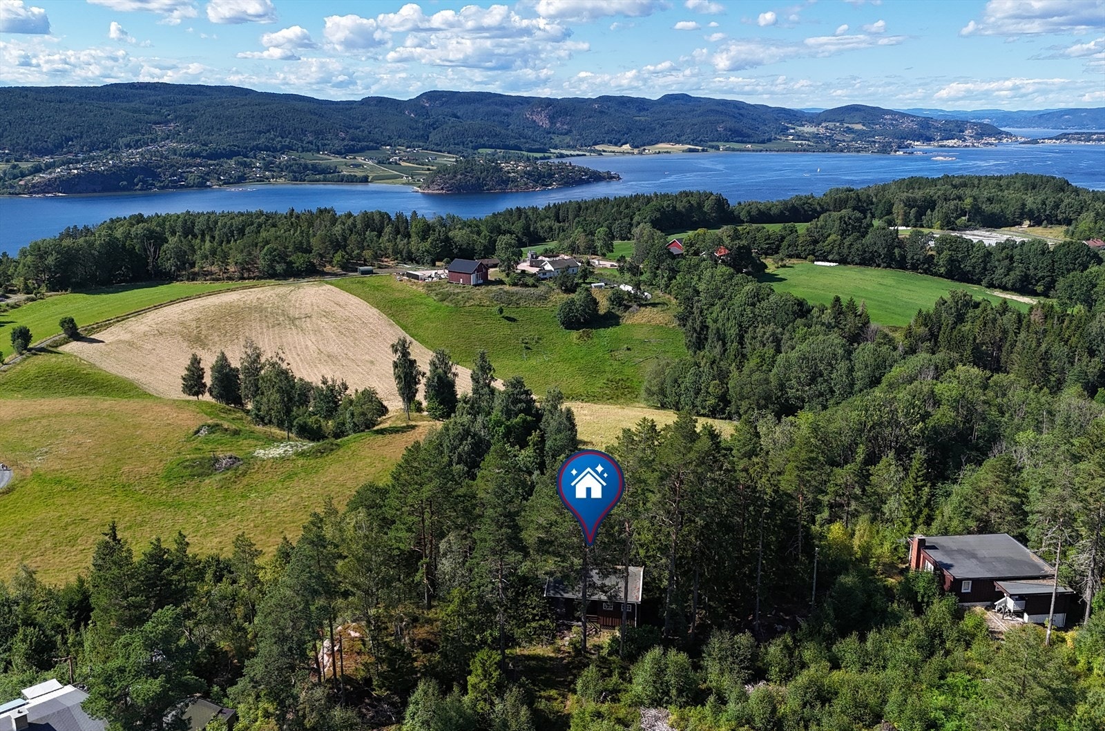 Herfra er det kort vei med bil til Holmsbu sentrum og flere badeplasser. Galleribilde