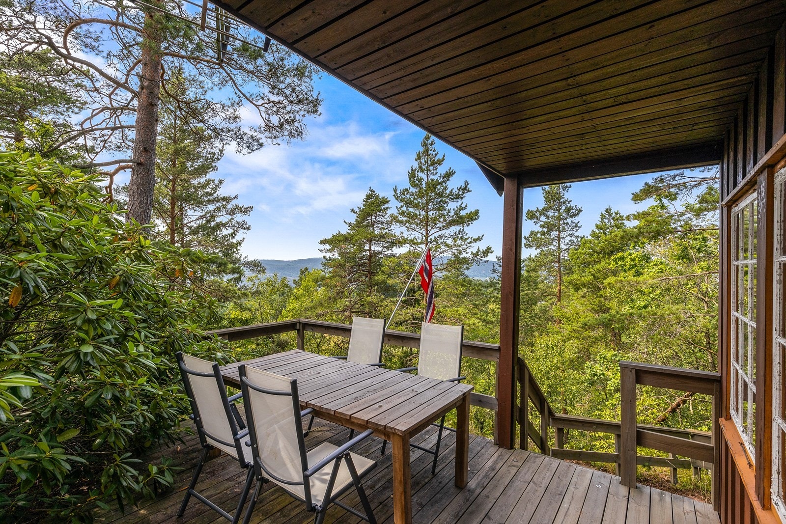 Her er det god plass til en sittegruppe for å nyte dagene utendørs. Galleribilde