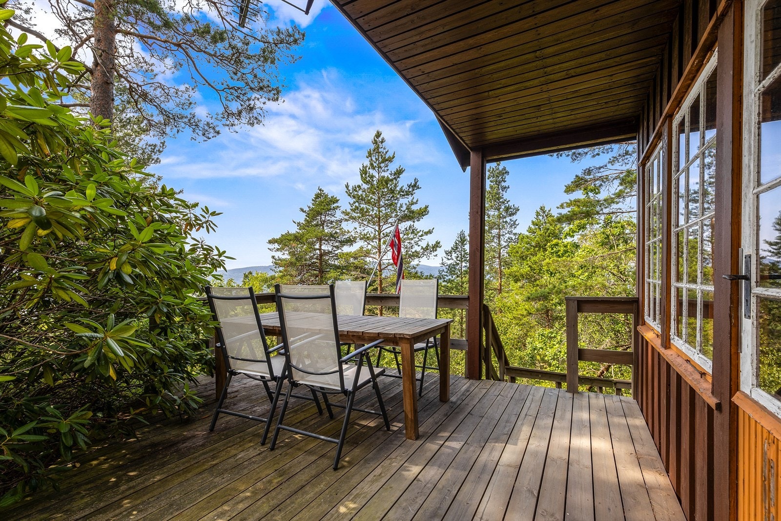 Romslig treterrasse på ca. 23 m² med adkomst fra stuen. Galleribilde