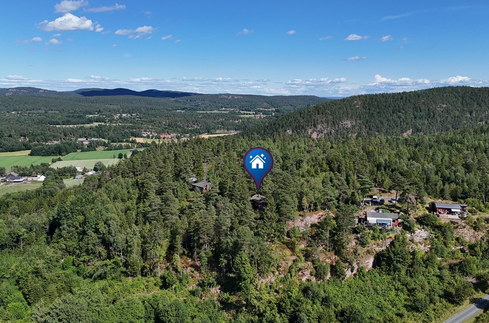 Hytta ligger i Kølåsen-området, kun 10 minutters kjøretur fra Holmsbu sentrum. Galleribilde