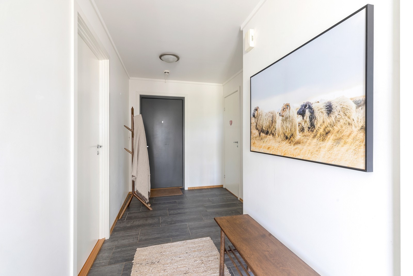 Gang med god plass til garderobe og adkomst til bad, bod, soverom og stue. Galleribilde