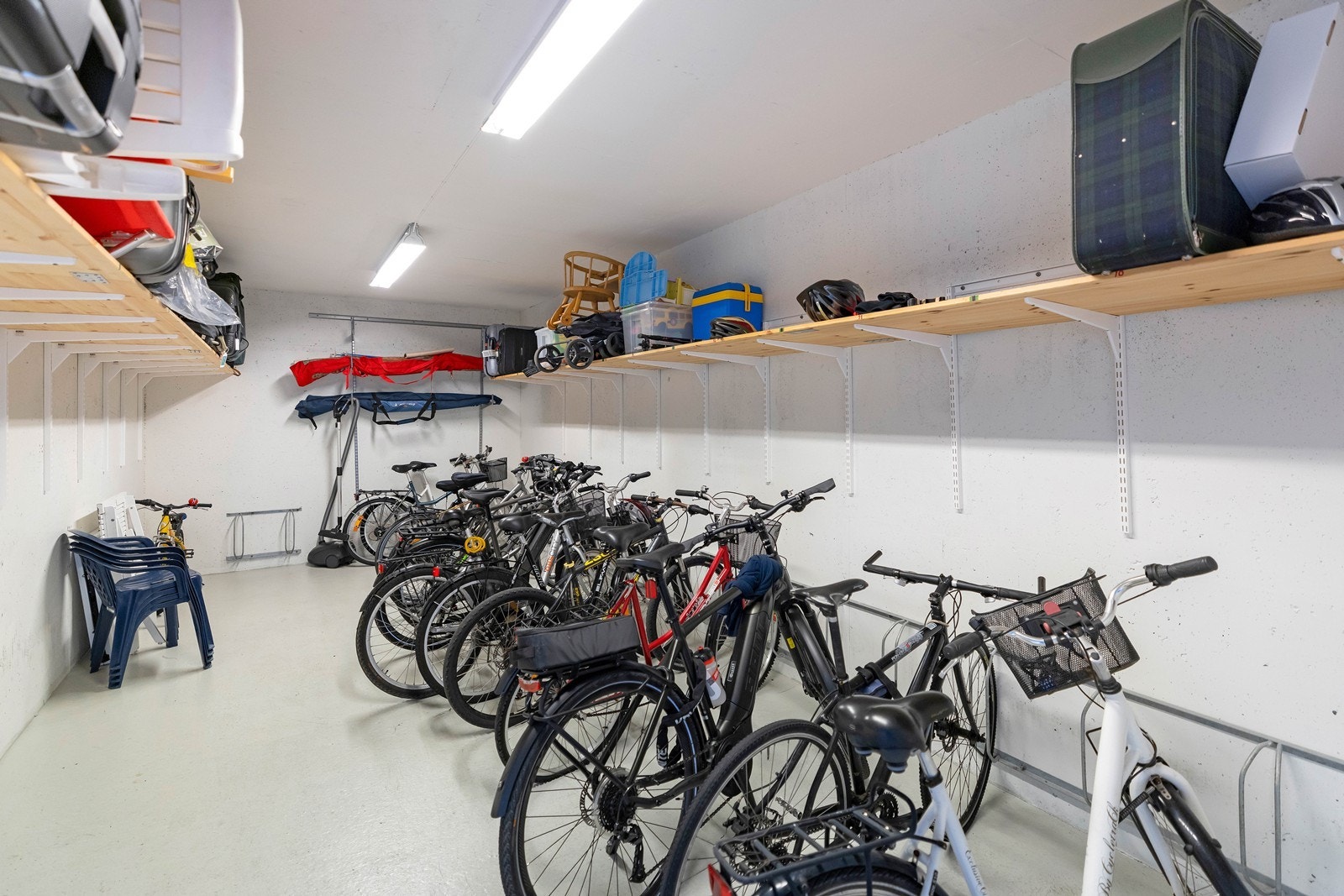 Praktisk sykkelbod hvor hver leilighet har sin plass til sykler og oppbevaring. Galleribilde