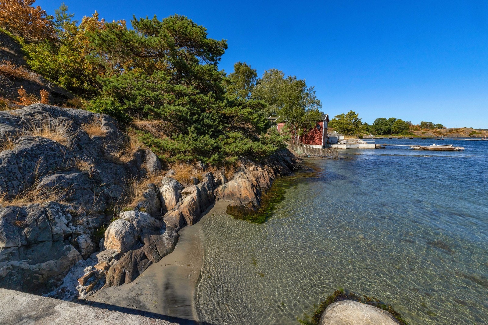 Kort vei til badeplasser, svaberg og den vakre sørlandsskjærgården. Galleribilde