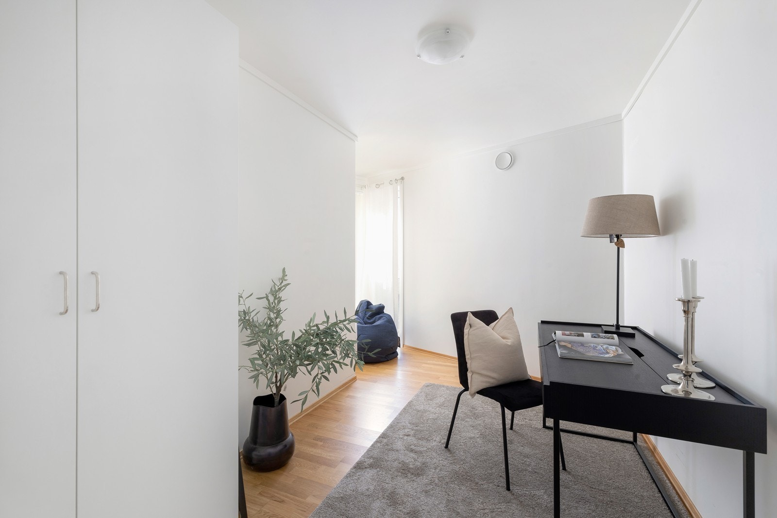 Gjestesoverom med god plass til både seng og møbler. Galleribilde
