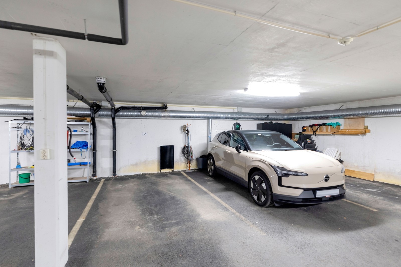 En av 2 parkeringsplasser som følger med leiligheten. Galleribilde