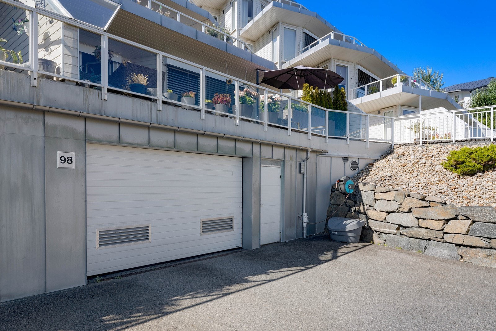 Bred kjøreport inn til parkeringskjelleren. Galleribilde