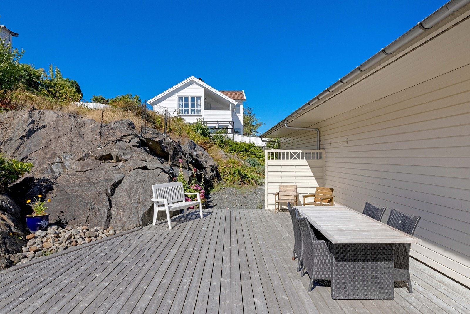 Romslig felles terrasse med god plass til utemøbler og hyggelige sammenkomster. Galleribilde