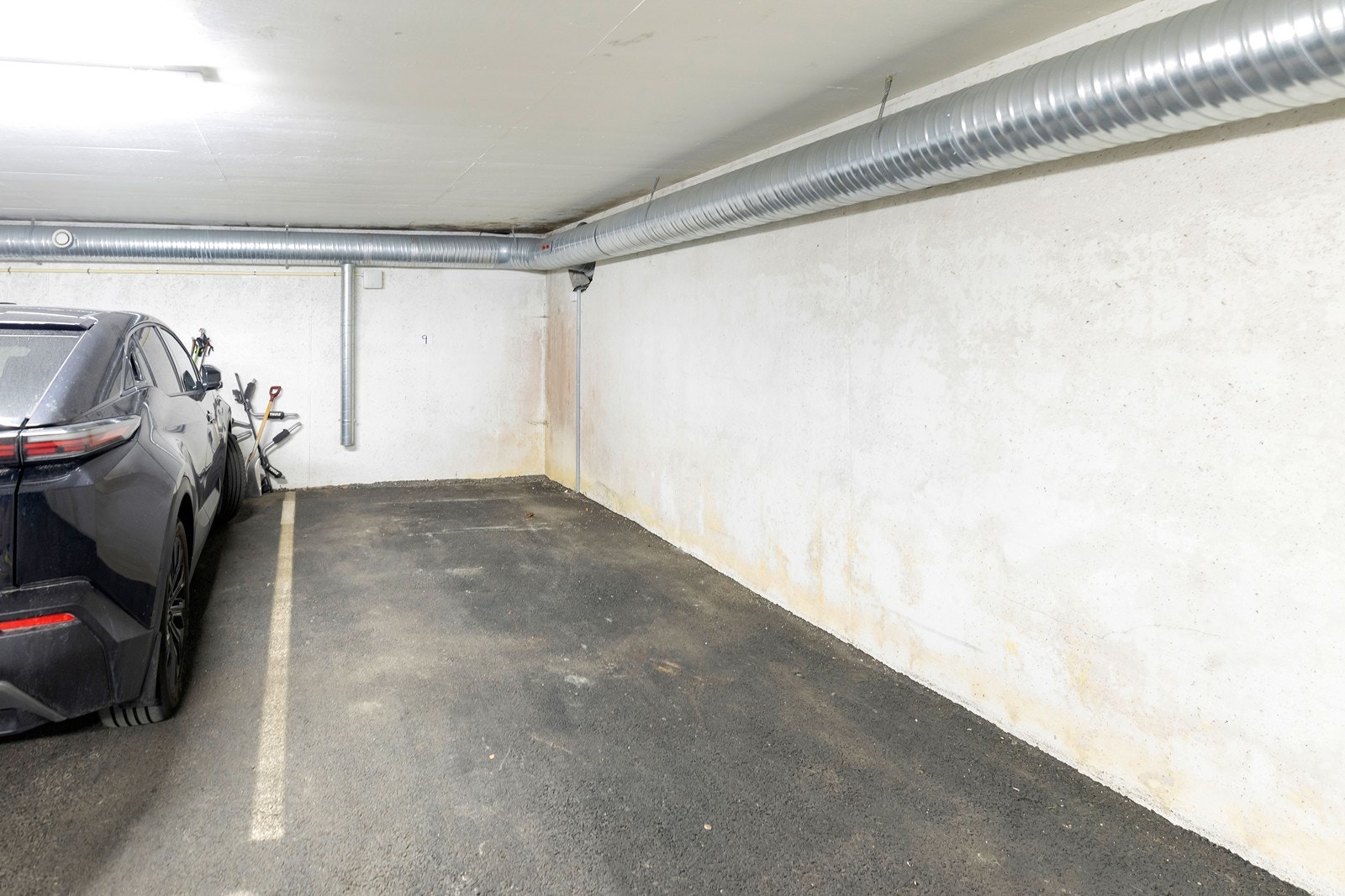 En av p-plassene som følge med leiligheten. Galleribilde