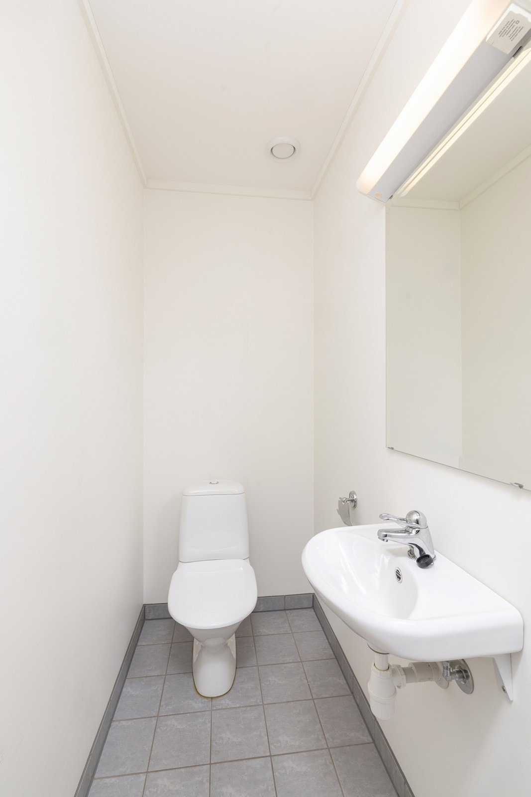 Praktisk med gjeste wc i tillegg til badet. Galleribilde