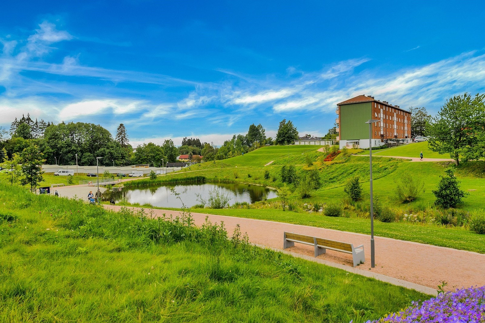I umiddelbar nærhet ligger Bjerkedalen Park med ca 40 mål med fasiliteter som andedam, sandstrand, basketballbane, volleyballbaner, barnehage og opparbeidede grøntområder. Galleribilde