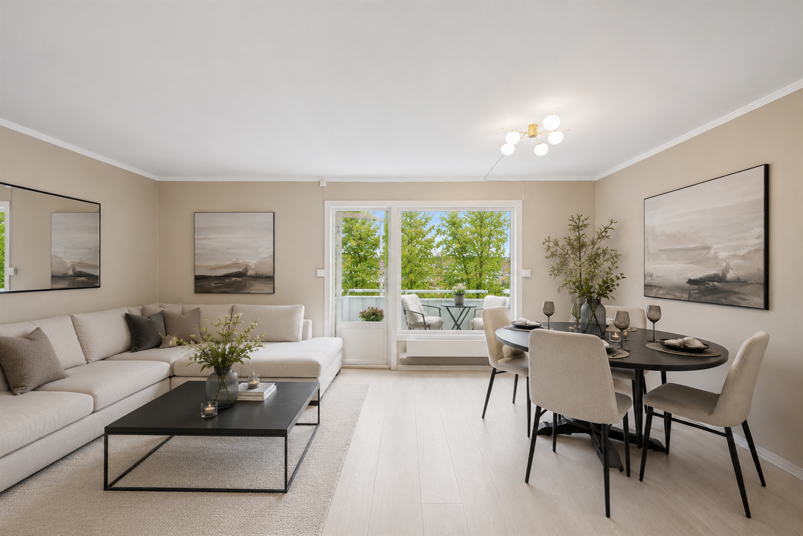 Stuen er romslig med utgang til balkongen og god plass til både sofa og spisebord (redigert med AI) Galleribilde
