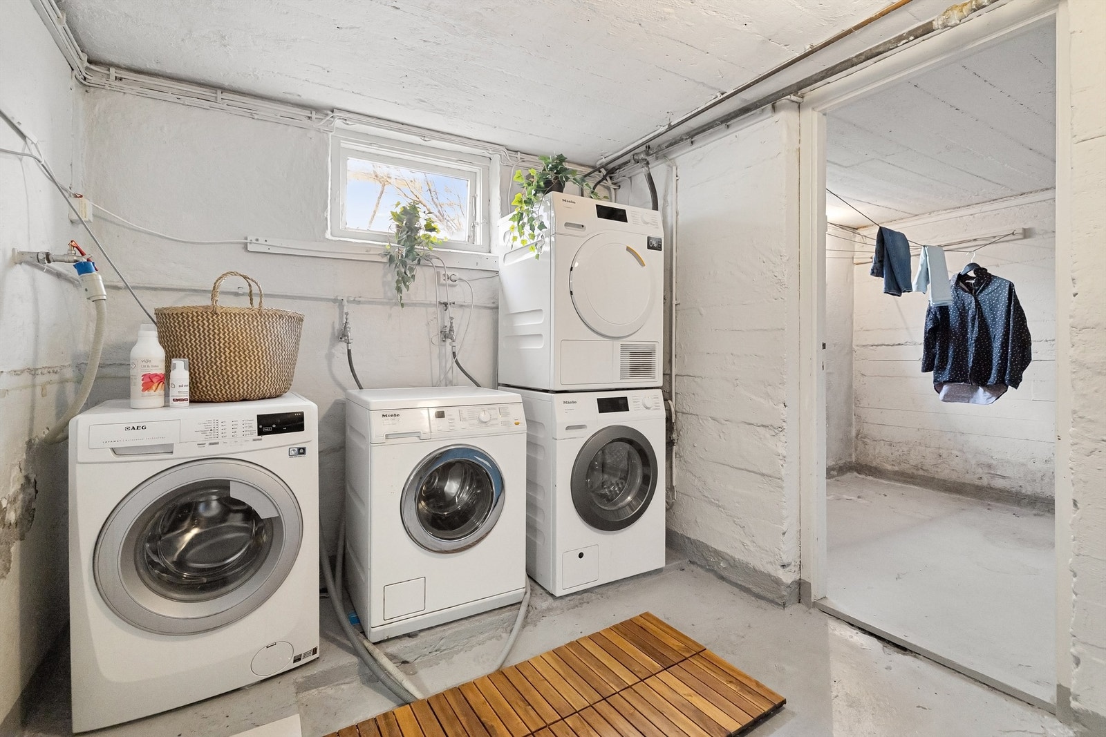 I kjelleren kan man sette inn sin egen vaskemaskin, og har tilgang til felles vaskemaskin og tørketrommel hver 4. dag Galleribilde