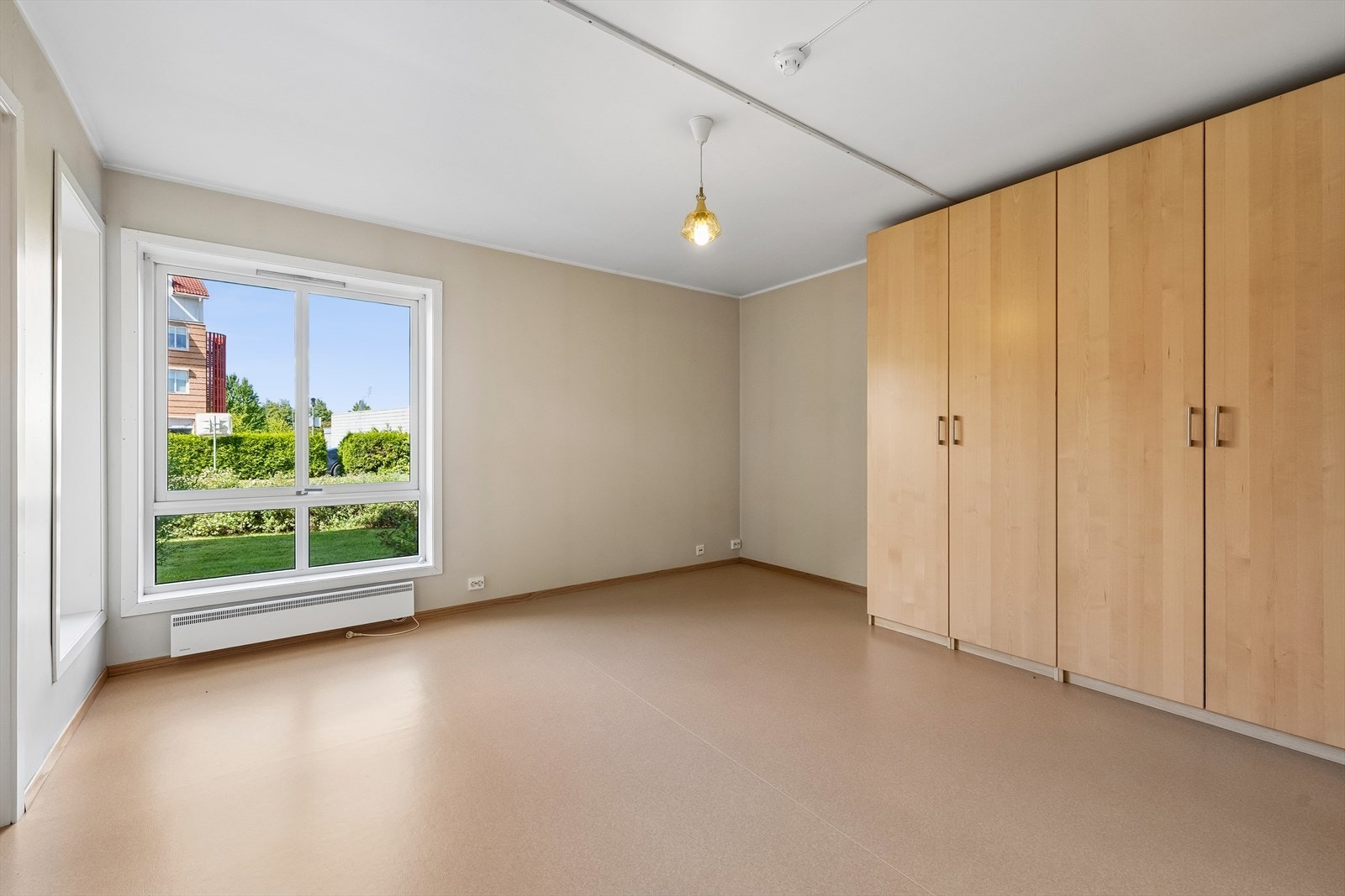 Godt med skapplass på soverommet Galleribilde