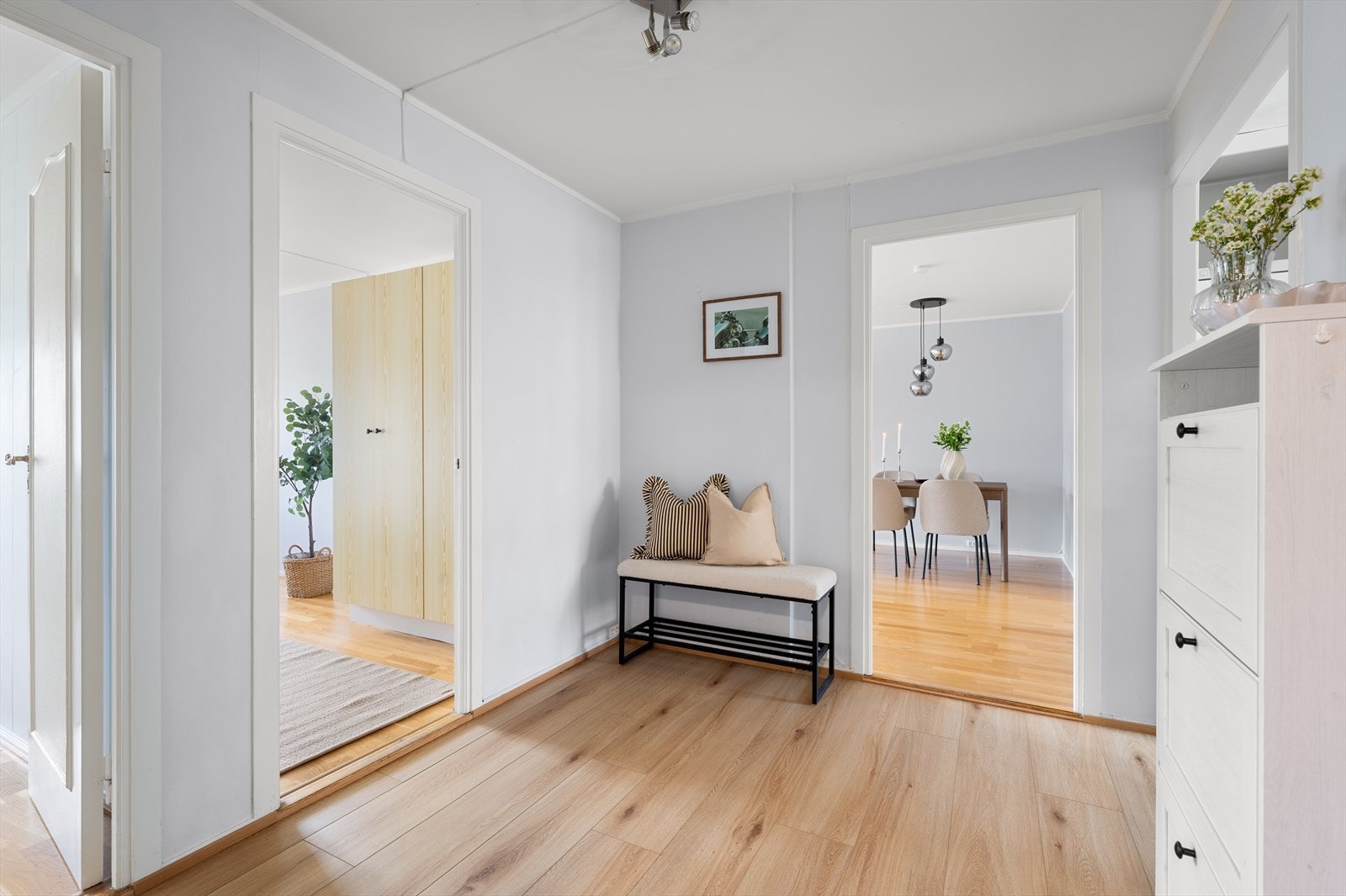 Romslig gang med parkett og god adkomst til boligens øvrige rom Galleribilde