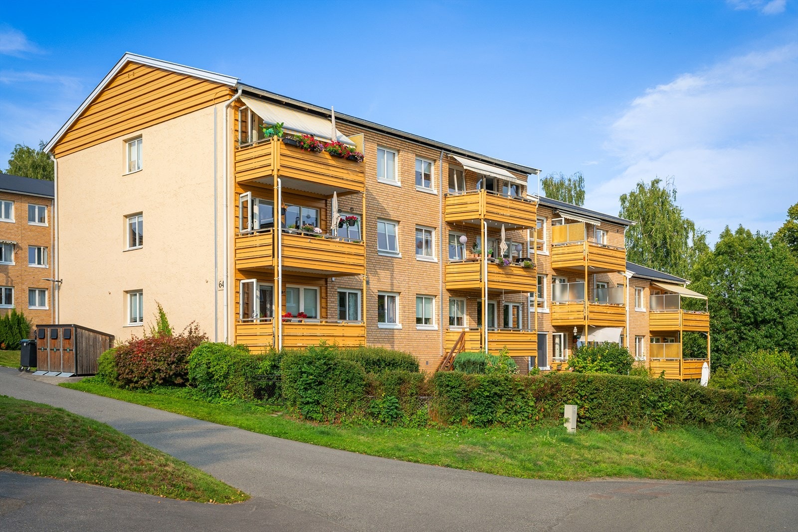 Området rundt boligen oppleves som rolig og hyggelig, med en fin variasjon av både eldre, unge, enslige og familier med barn i ulike aldre Galleribilde