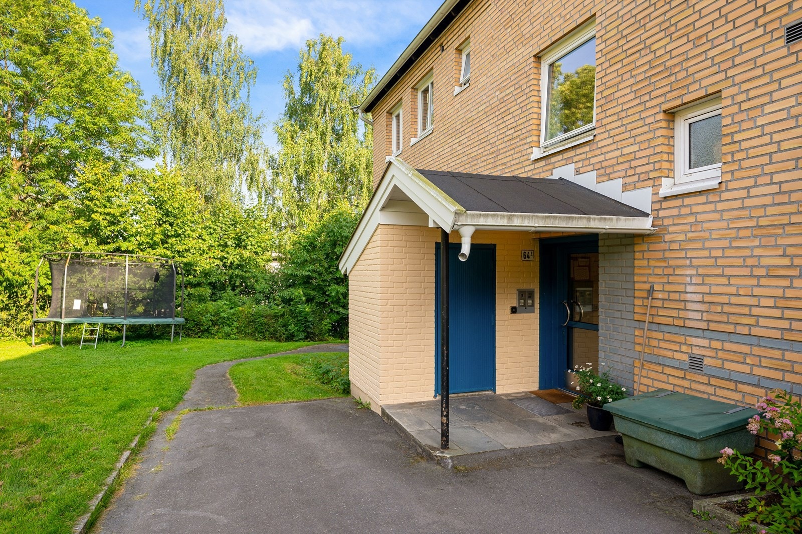 Hyggelig adkomst til bygget gjennom rolige og grønne fellesarealer, med kort vei til både bolig og nærområdets tilbud Galleribilde