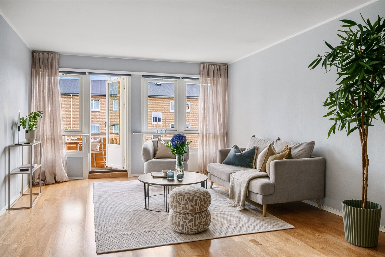Det er parkett på gulv og malte vegger i tidløse farger Galleribilde