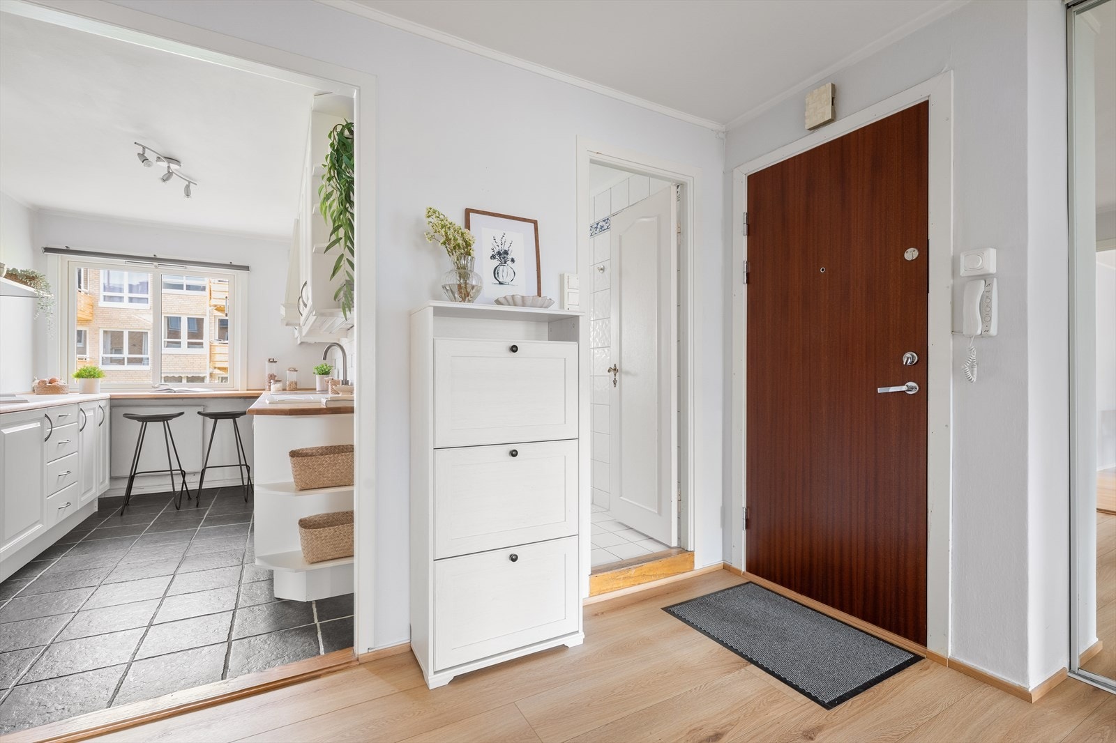 Fra gangen ledes du naturlig videre inn i den innholdsrike boligen Galleribilde