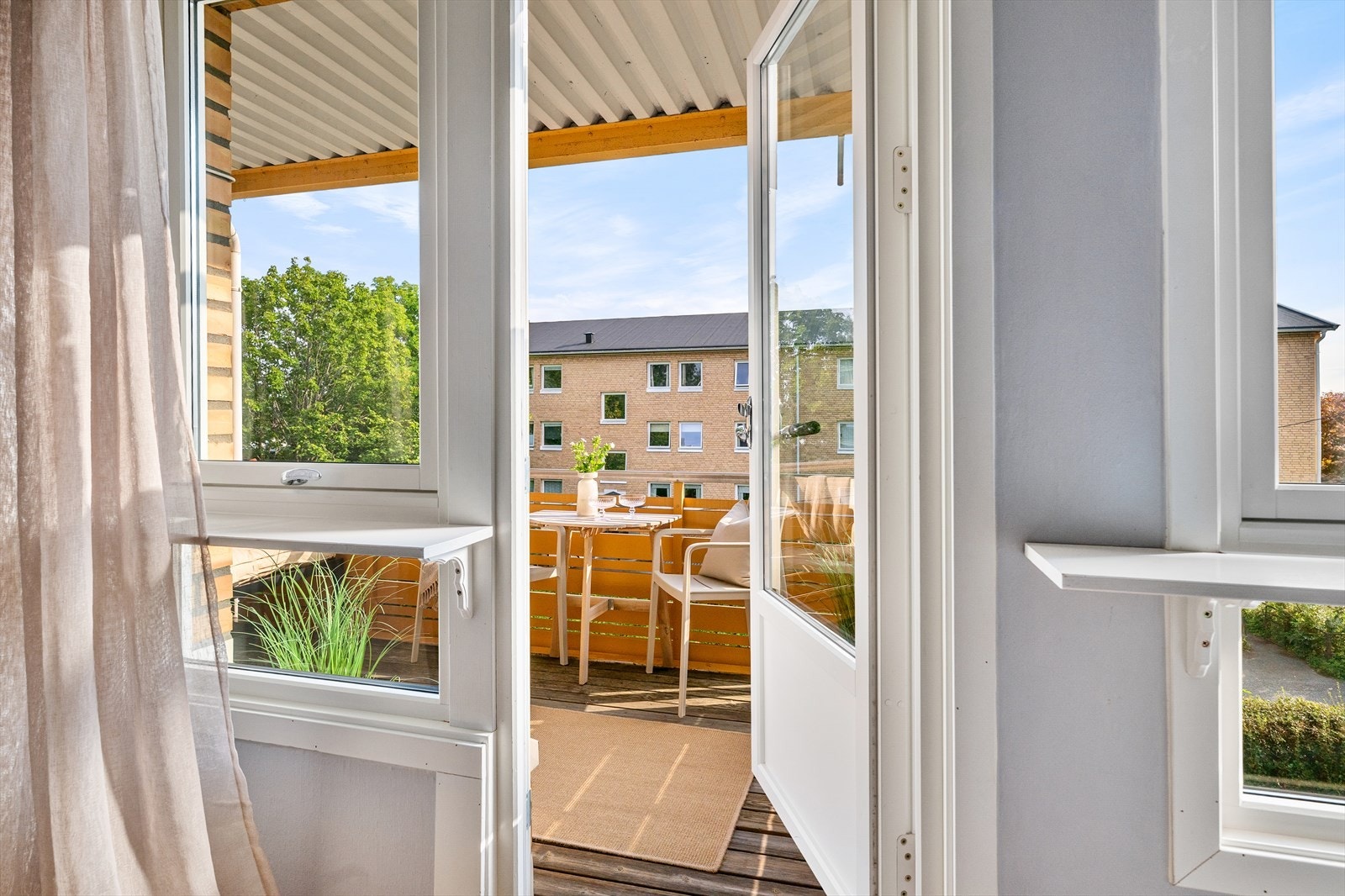 Fra stuen er det direkte utgang til den sydvendte balkongen, som fungerer som en fin forlengelse av oppholdsarealet i sommerhalvåret Galleribilde