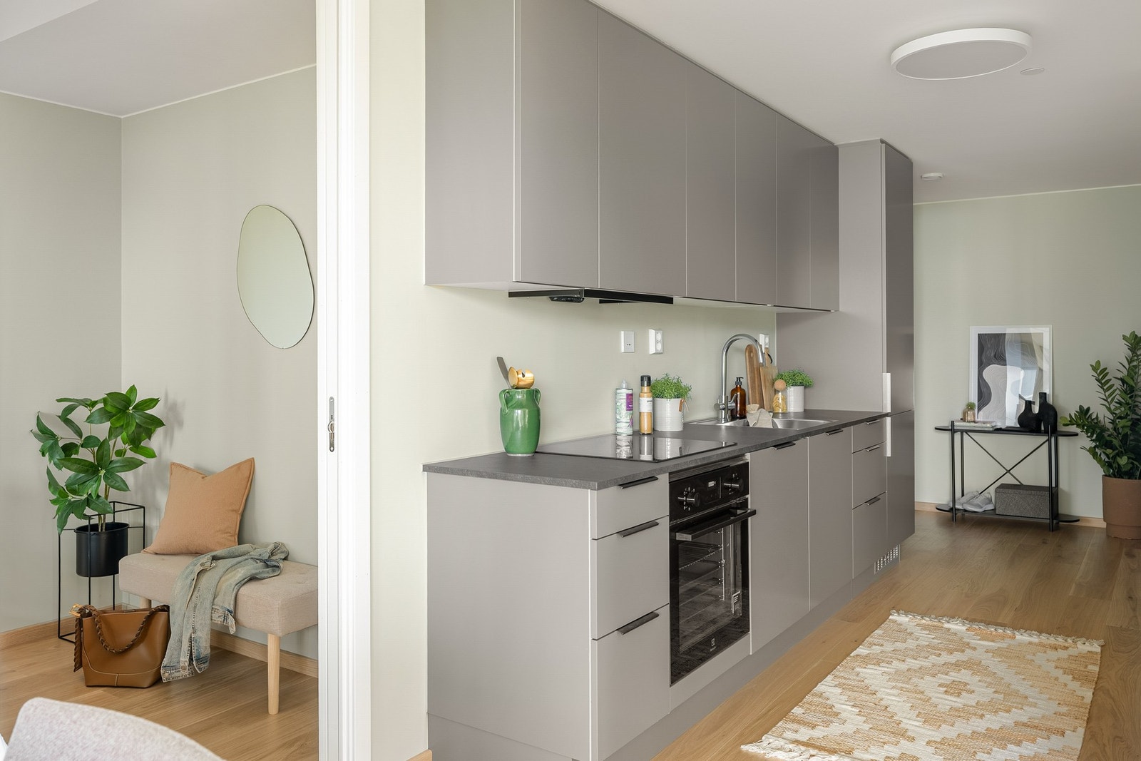 Kjøkkenet ligger i sosial og åpen løsning, men fint tilbaketrukket. Galleribilde