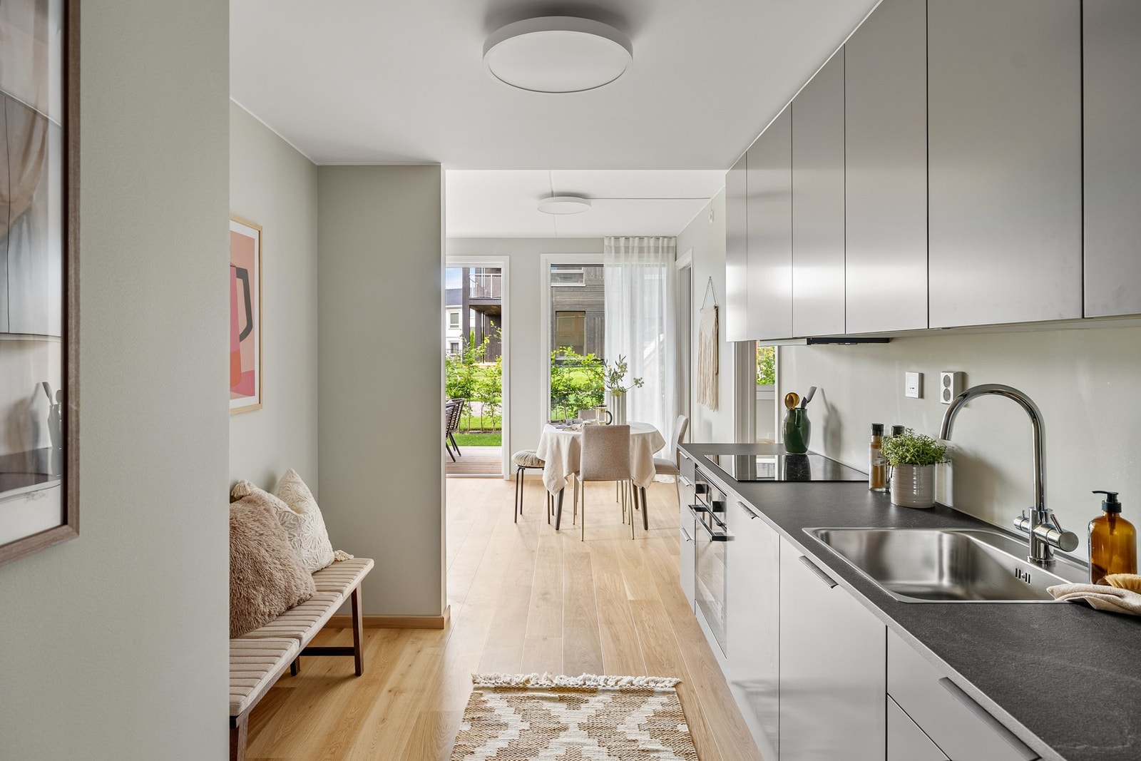 Det er plass til å sette inn et hyggelig frokostbord ved kjøkkenet. Galleribilde