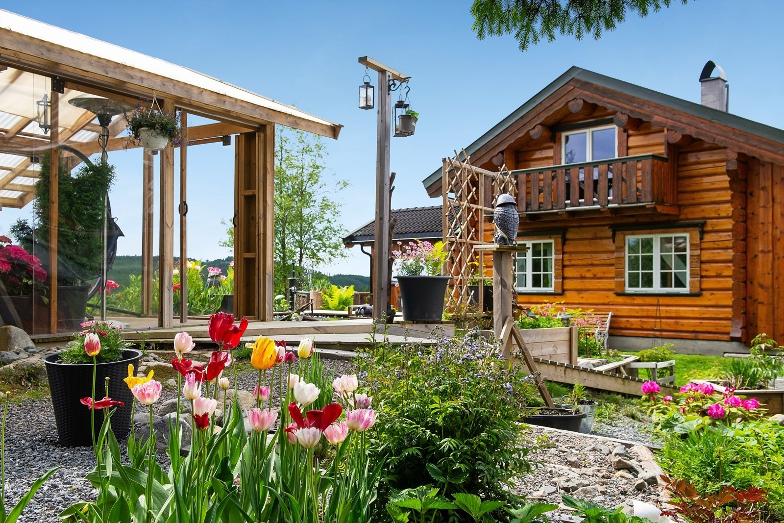 Eiendommen er pent opparbeidet med hage, beplantning og lysthus fra 2023. Galleribilde
