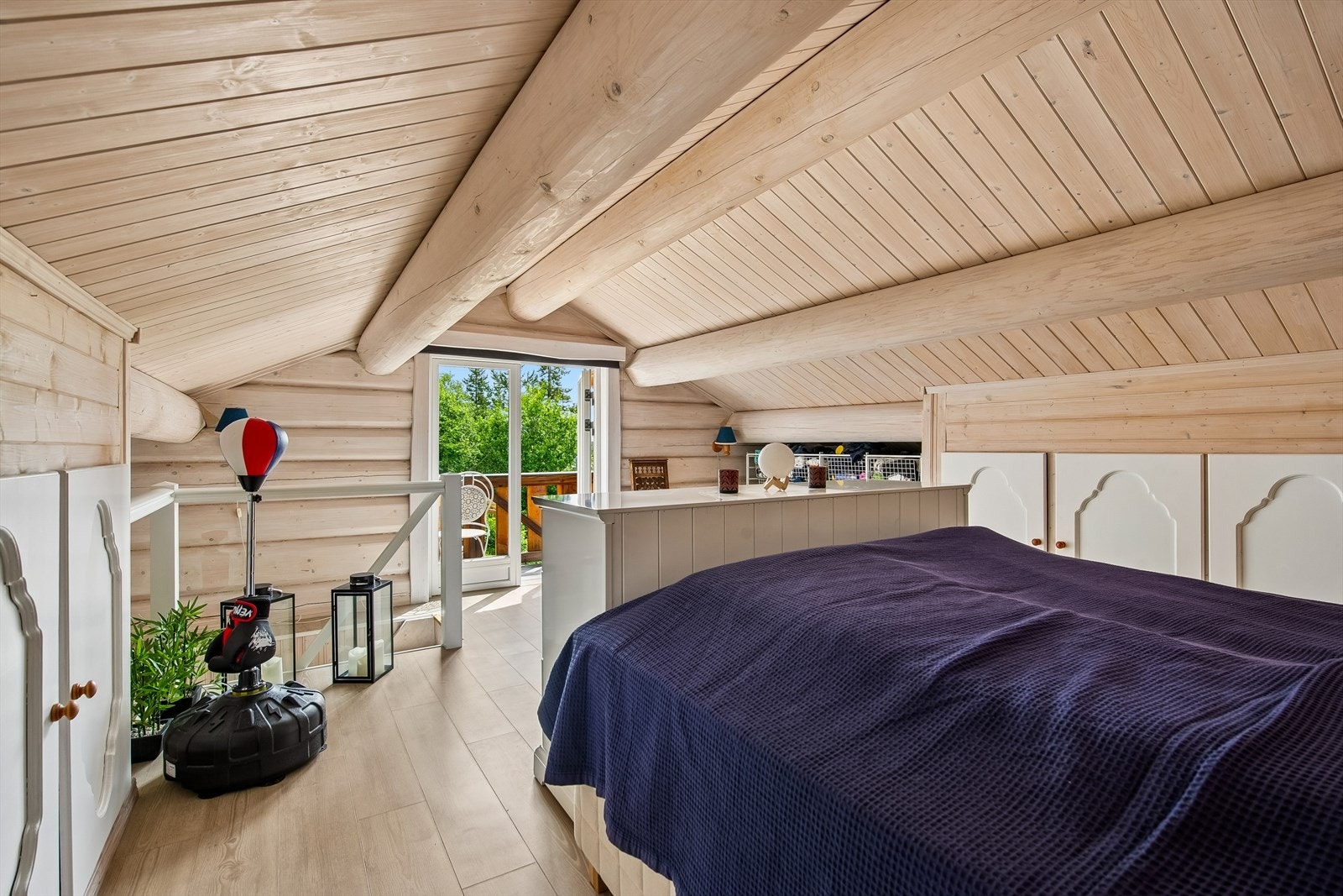 Innredet loftsplan med utgang til en sørvendt balkong. Rommet er ikke godkjent som soverom. Galleribilde