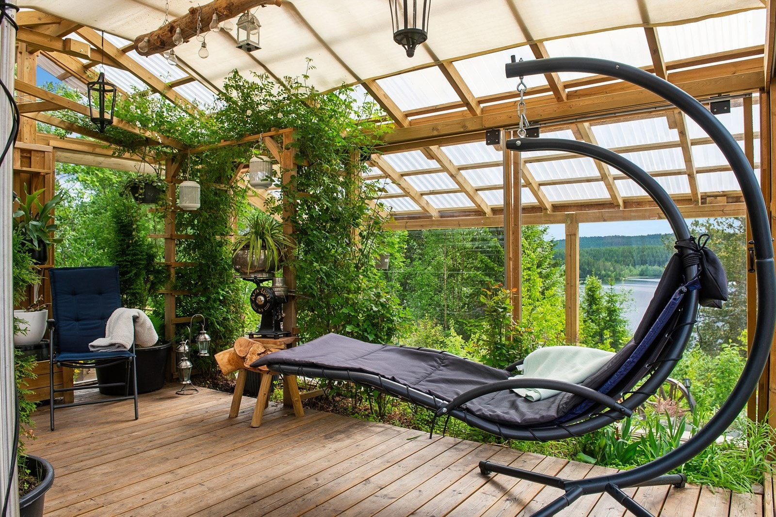 Fra hagestuen har du utsikt til Landåsvatnet. Galleribilde