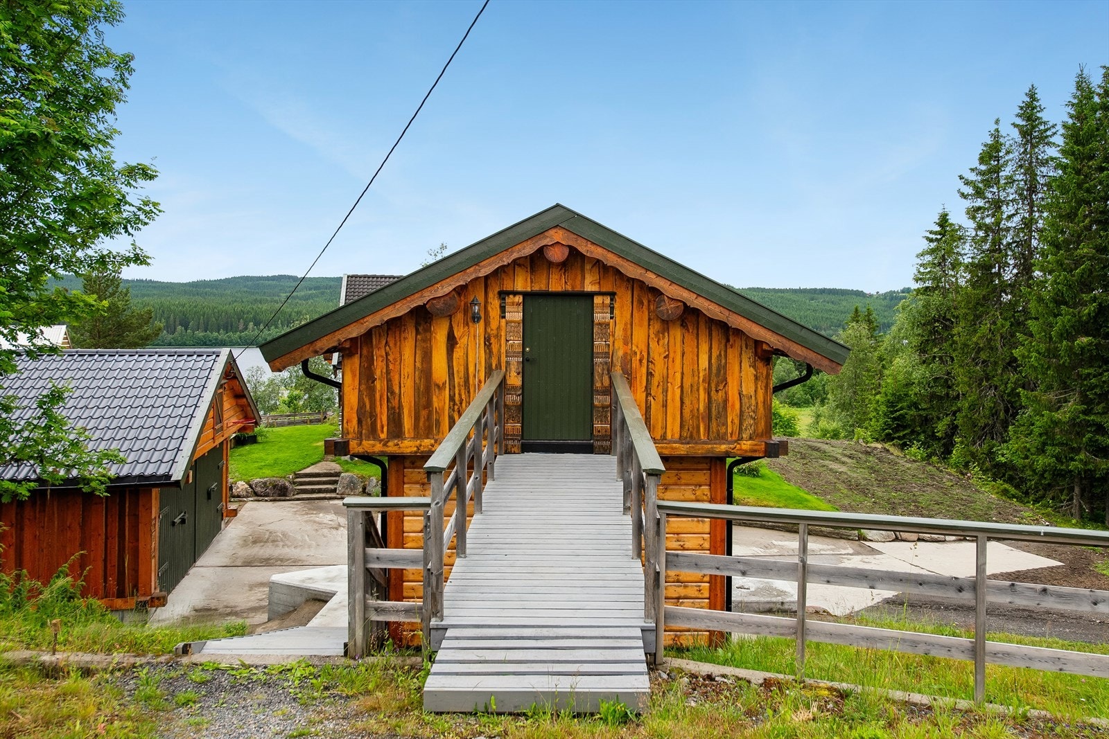 Adkomst til stabburets loftsetasje via utvendig trapp og svalgang. Galleribilde