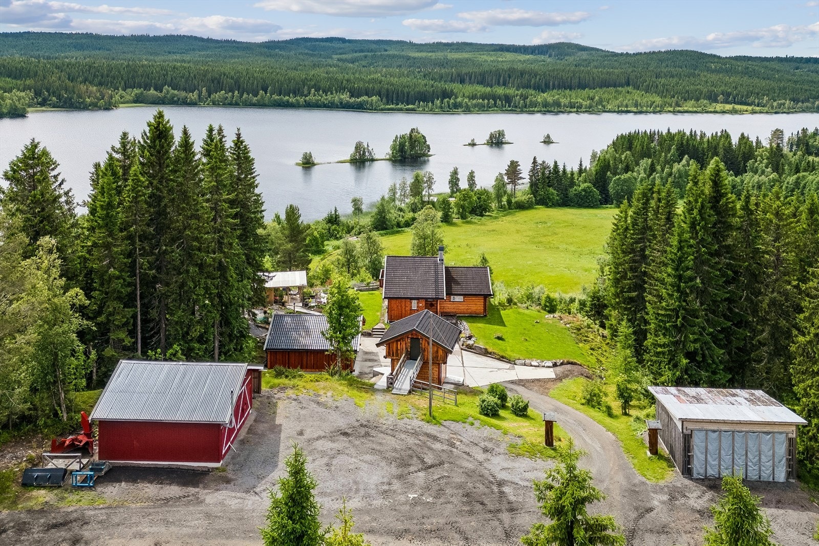 Solrikt og åpent, med flott utsikt til Landåsvatnet rett nedenfor. Galleribilde