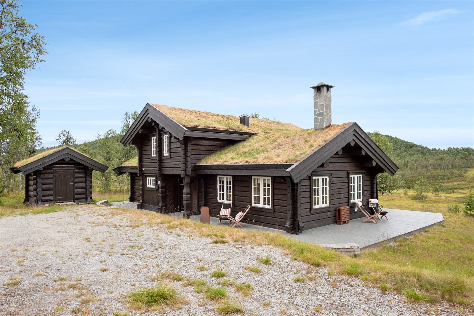 Romslig tomt på 990 m² med god plass til parkering og flotte utearealer. Eiendommen grenser direkte mot friområde, noe som gir en usjenert og naturskjønn beliggenhet med naturen tett på. Galleribilde