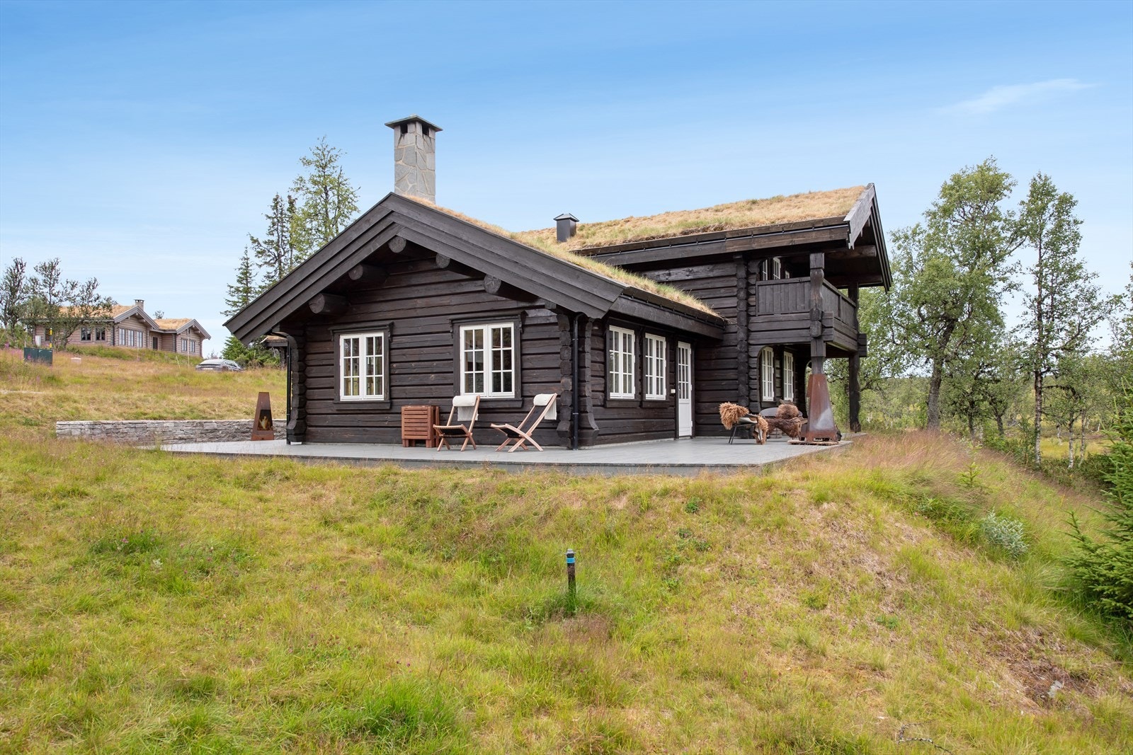 Hytta er oppført i 2012 og har tak tekket med torv. Eiendommen har rikelig med parkeringsplass og en frittstående laftet bod. Galleribilde