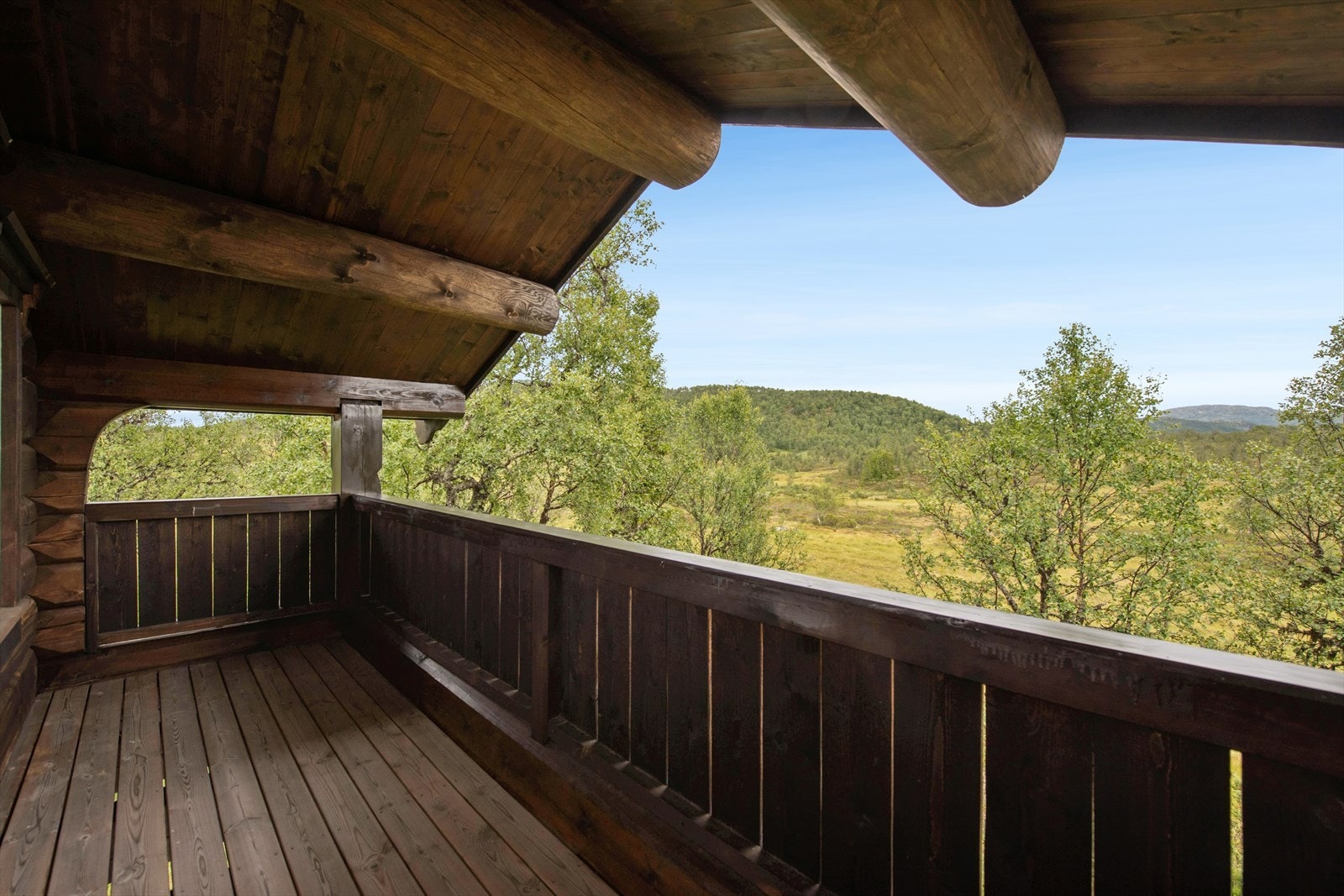 Overbygget balkong med utsikt over friområdet og herlig utsikt. Galleribilde