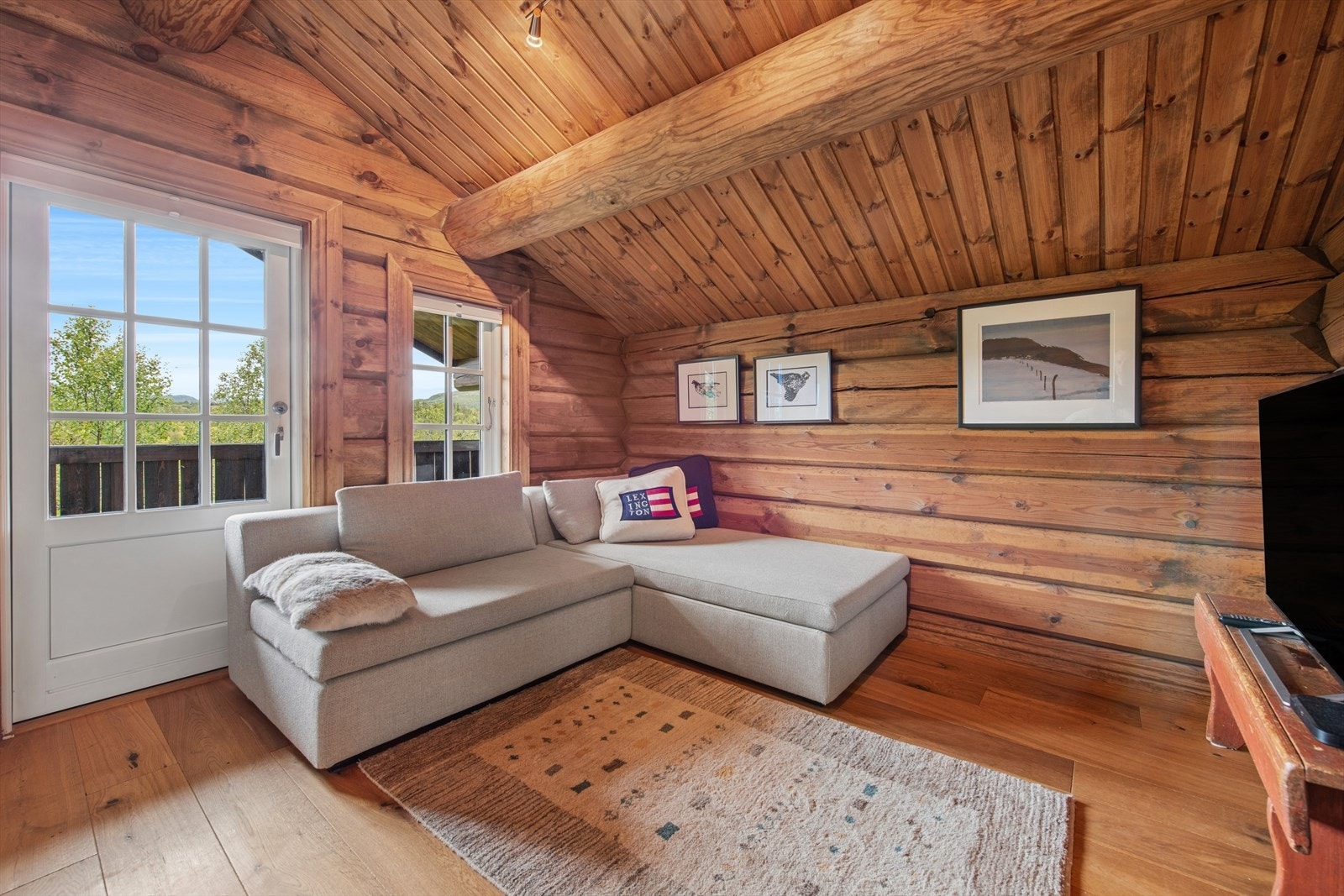 Loftstue med utgang til overbygget balkong. Galleribilde