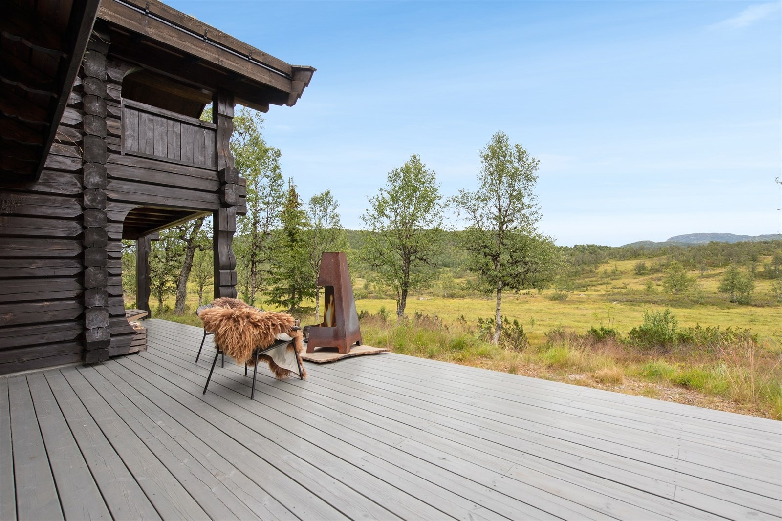 Beliggenhet i særklasse med flotte sol- og utsiktsforhold, direkte mot et åpent friluftsområde. Her får du naturen tett på og ingen nære naboer på denne siden av hytta, en usjenert og svært attraktiv plassering. Galleribilde