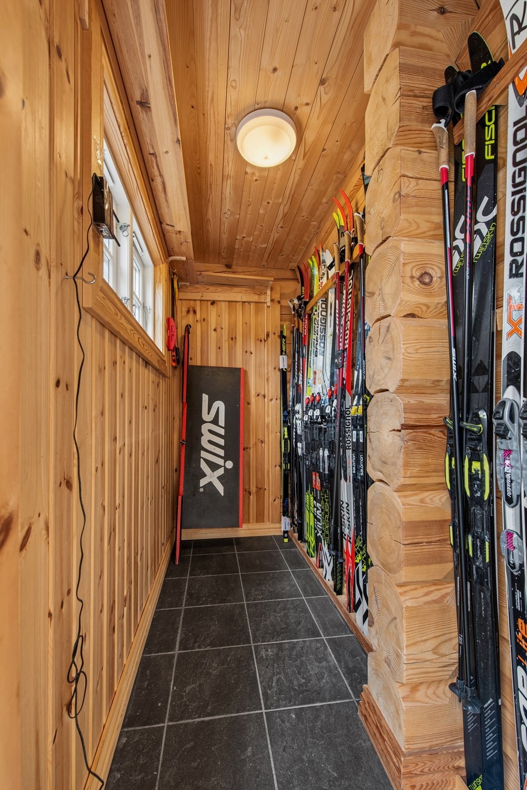 Praktisk ski og smørebod ved inngangen med god plass til ski og turutstyr. Galleribilde