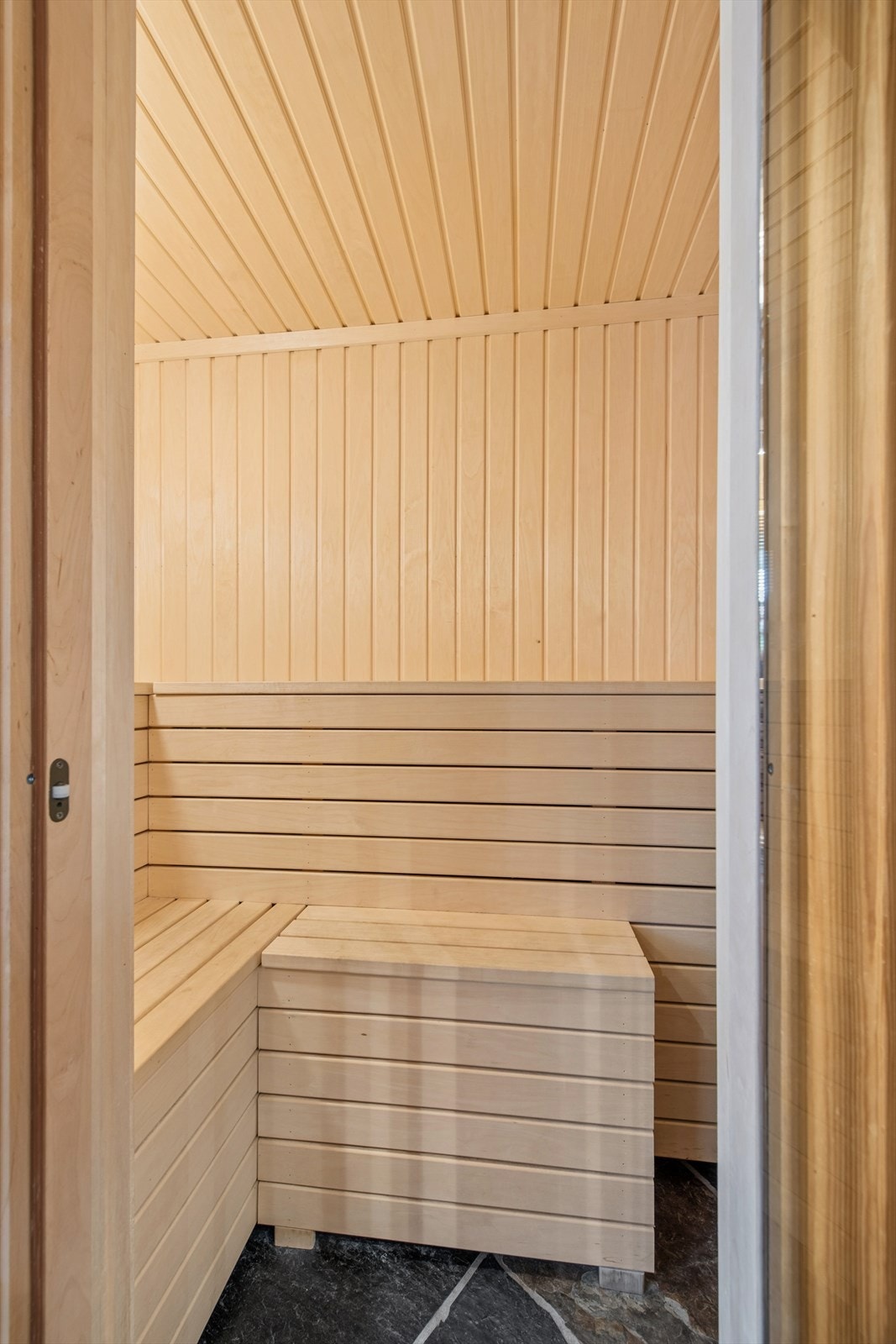 Som en liten spaavdeling i hytta finner du en deilig badstue i tilknytning til hovedbadet i første etasje. Perfekt for å senke skuldrene og nyte litt ekstra velvære etter en aktiv dag på fjellet. Galleribilde