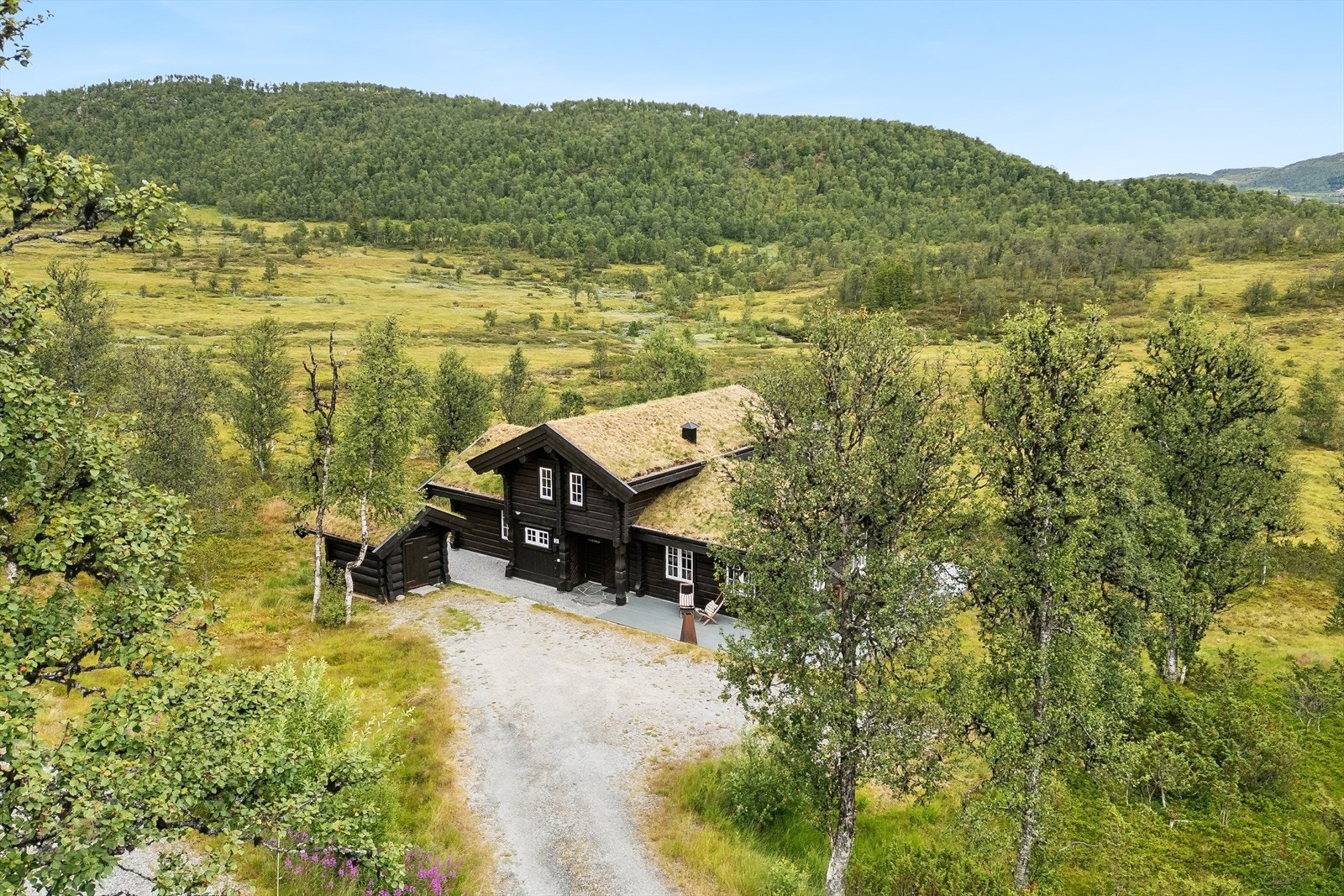 Drømmer du om en hytte med en usjenert og rolig beliggenhet, samtidig som du har alt du trenger like i nærheten? Galleribilde