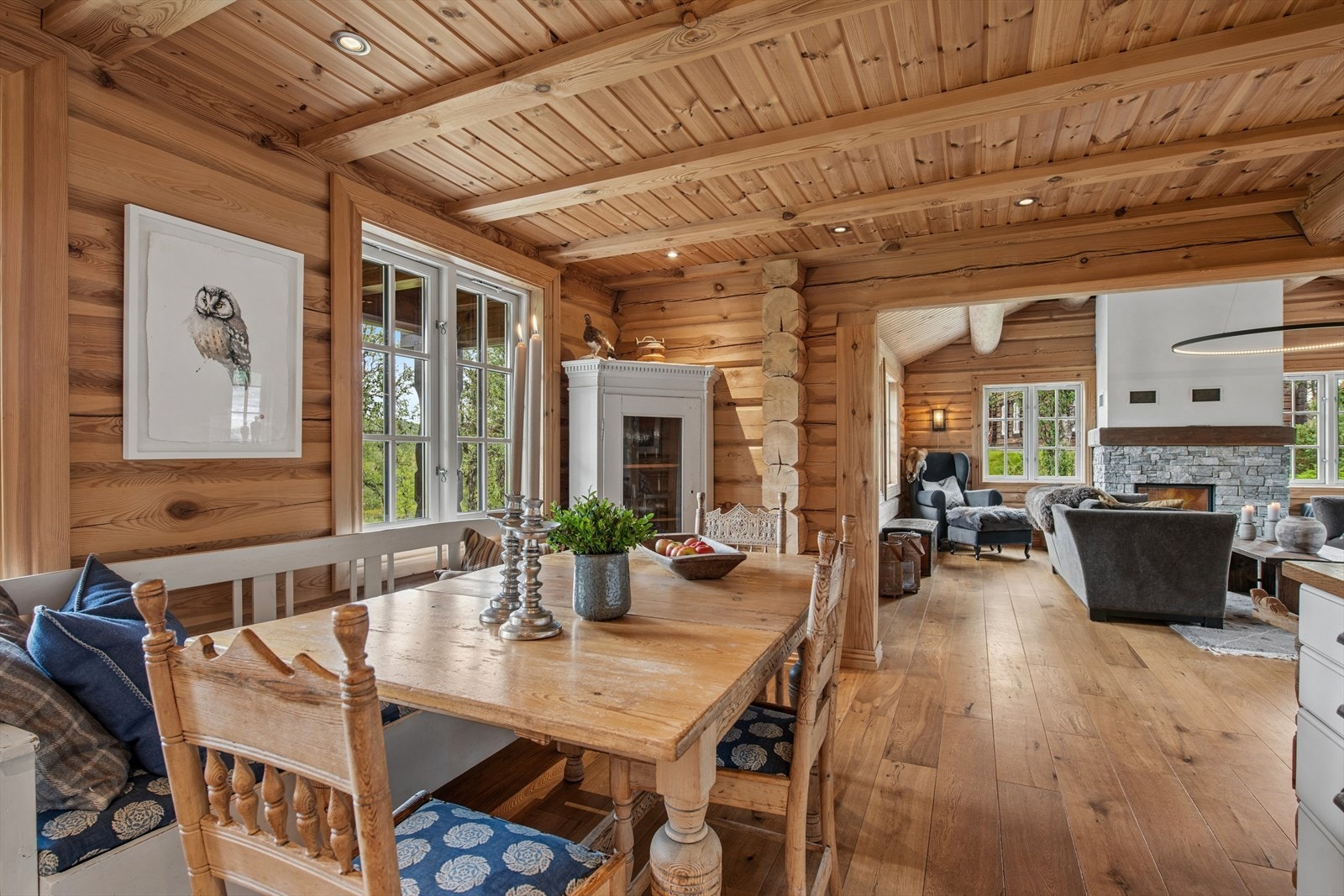 Innbydende spisestue i åpen løsning mot kjøkkenet, med god plass til et stort langbord. Galleribilde