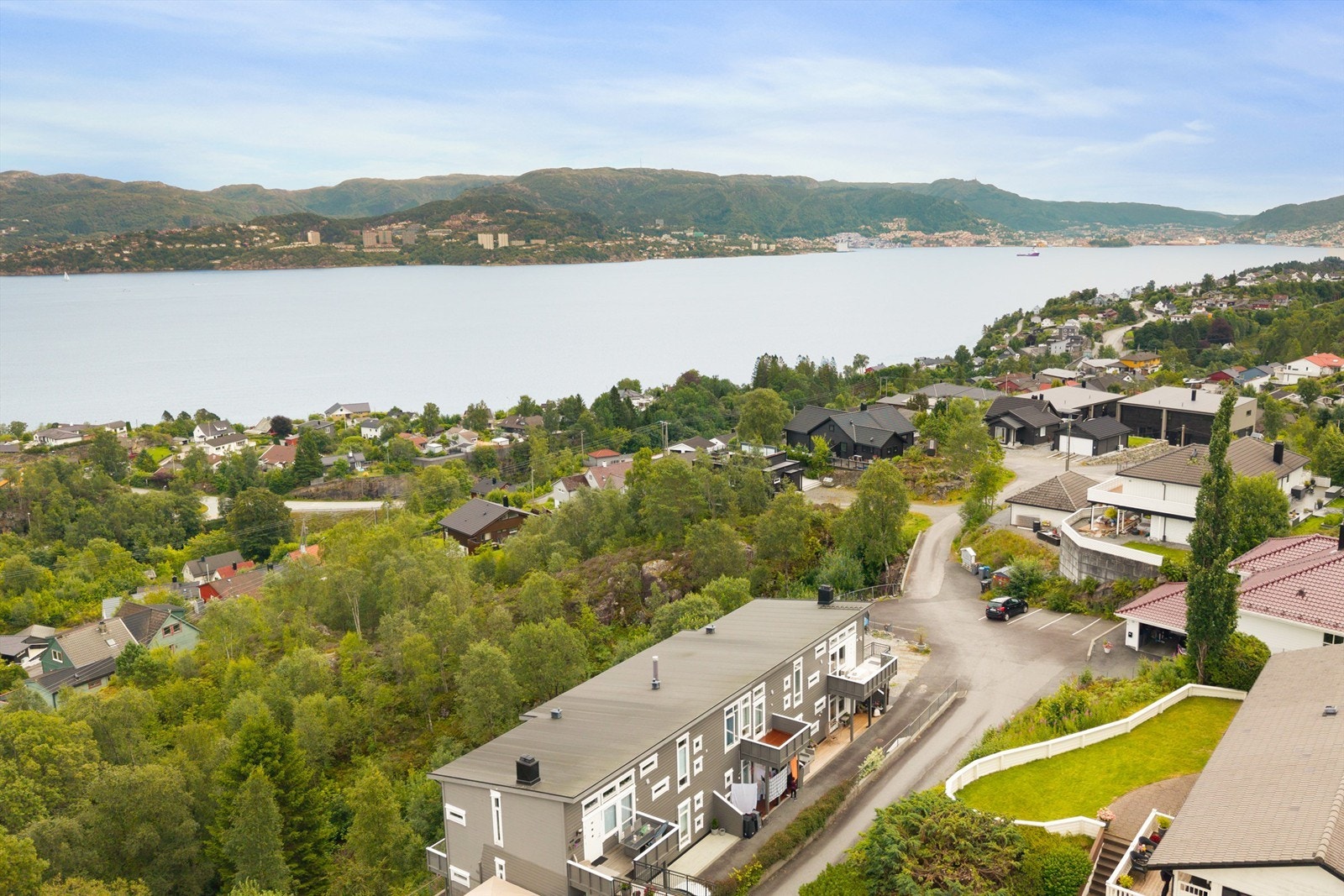 Et rolig område samtidig som det er kort kjørevei til det meste. Galleribilde