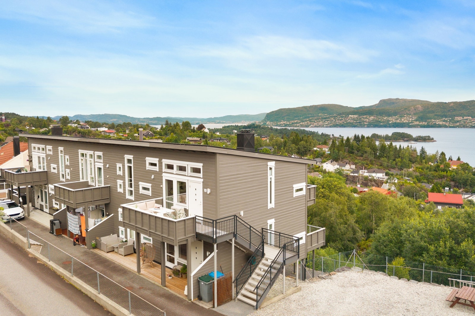 Hjørne-leilighet med høy og fri beliggenhet i et etablert boligområde. Galleribilde
