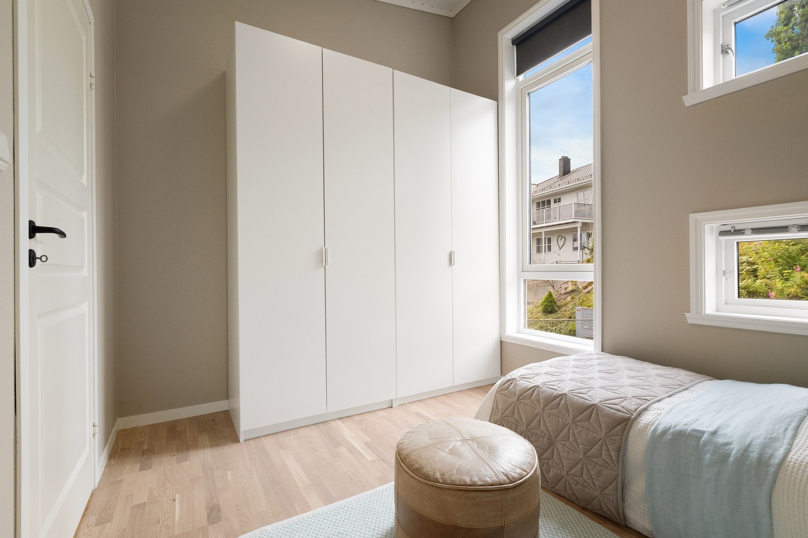 God garderobeplass også på dette soverommet. Den gode takhøyden gir også gode muligheter til f.eks etasjeseng for ekstra god plass utnyttelse. Galleribilde