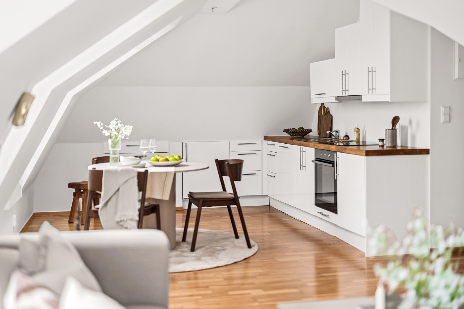 Kjøkkenventilator med avtrekk ut sikrer godt inneklima under matlaging. Galleribilde