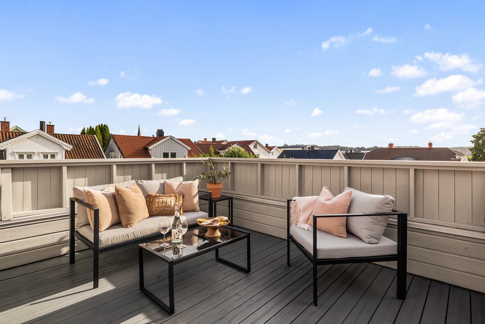 Leiligheten har en flott takterrasse på 9 m² med god plass til utemøbler. Galleribilde
