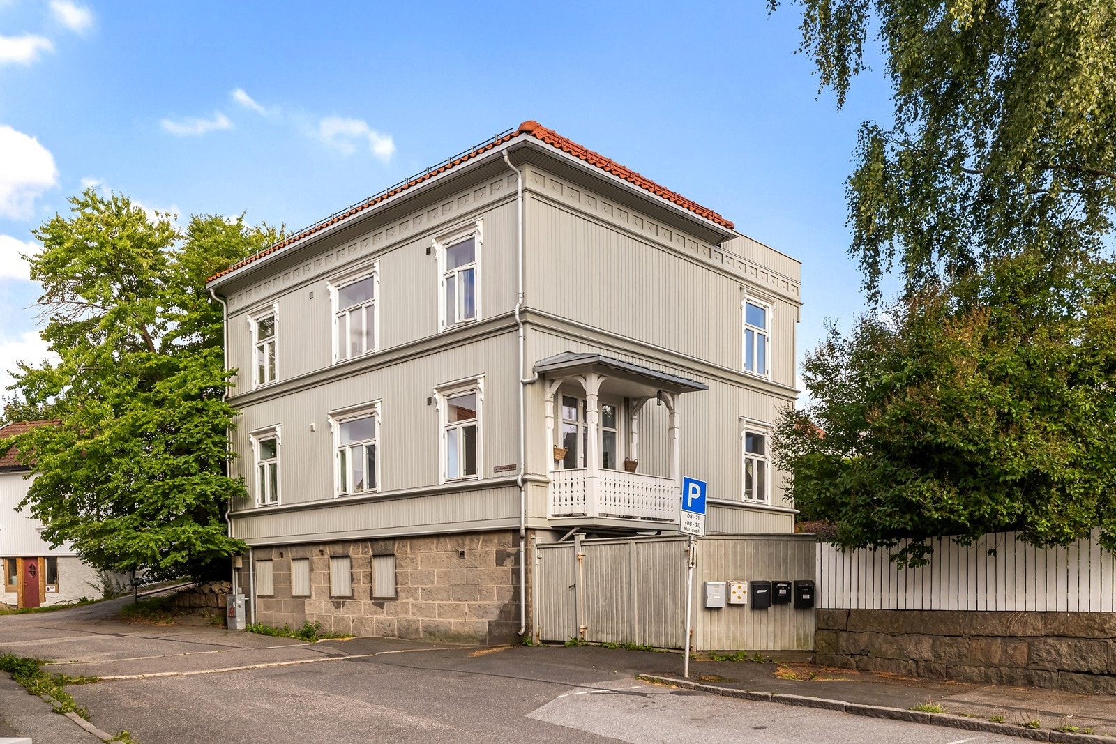 Eiendommen ligger sentralt til på Apenesfjellet i Fredrikstad. Galleribilde