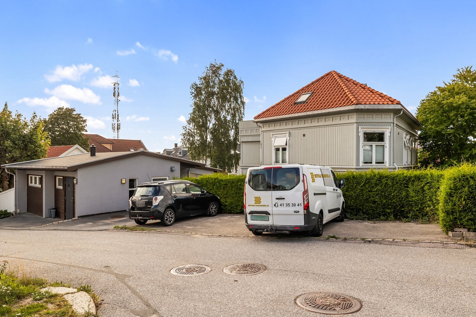 Til leiligheten medfølger en utendørs parkeringsplass. Galleribilde