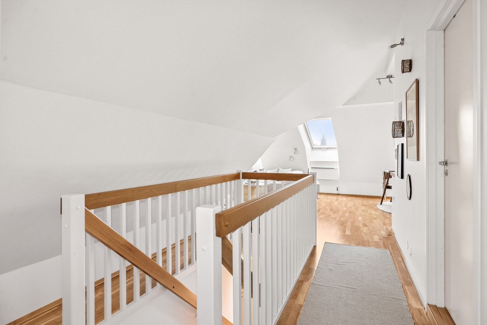 Trappen med heltre inntrinn leder opp til leiligheten på loftet. Galleribilde